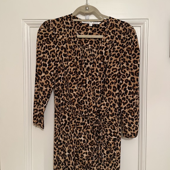 Leopard Veronica Beard dress sz 4! Fully lined, Hidden zippers buttons. Worn 1x - Picture 3 of 8